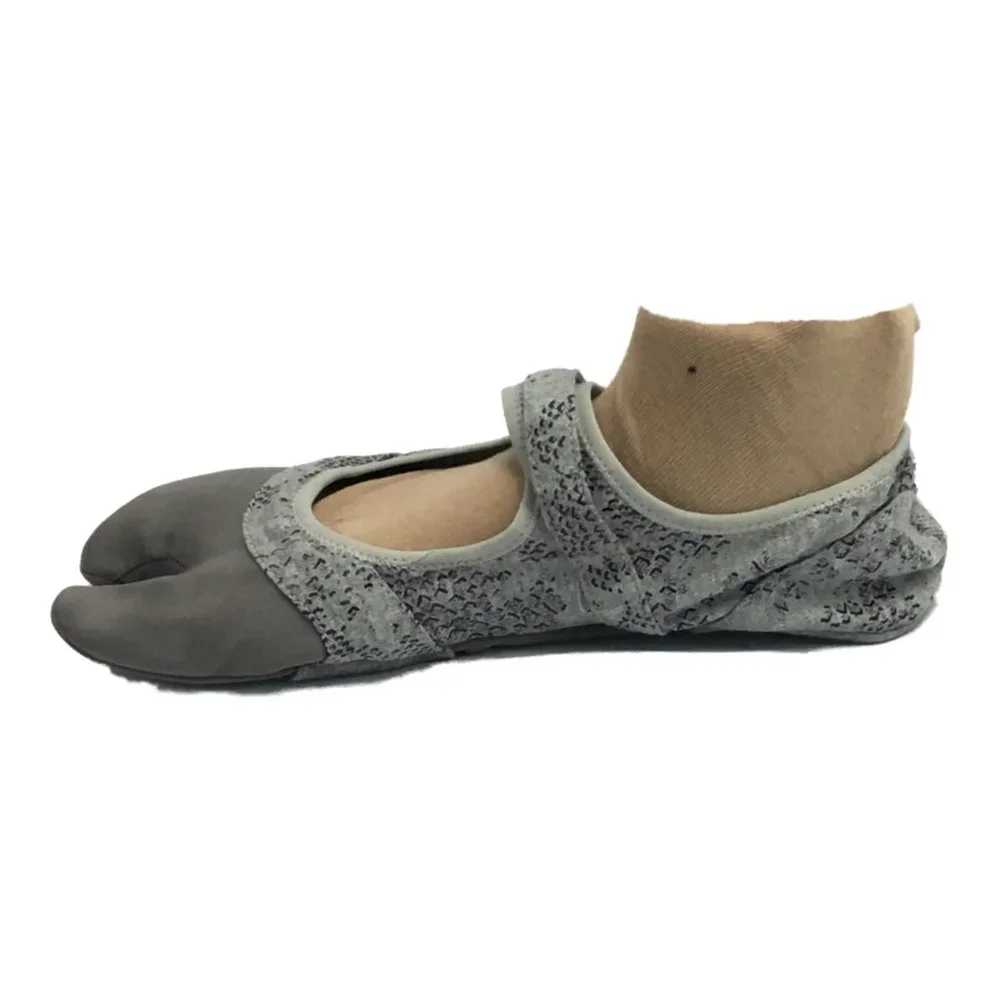 Ahnu Women's In Studi-Om Pale Smoke/Charcoal Gray Sneaker XL (Women's 11-12)